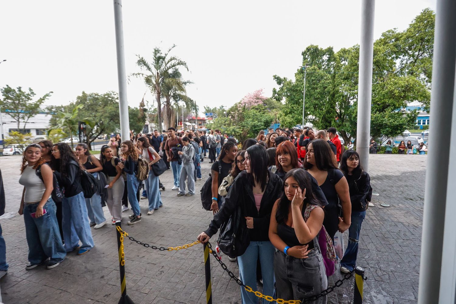 Fila de estudantes na entrada do Pancadão do ENEM
