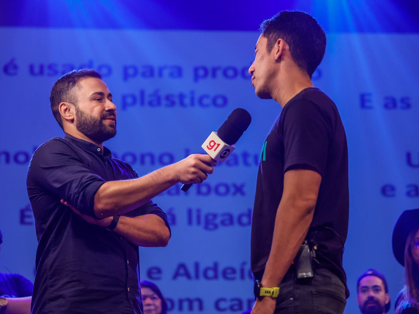 Repórter do g1 entrevista no palco do Pancadão do ENEM