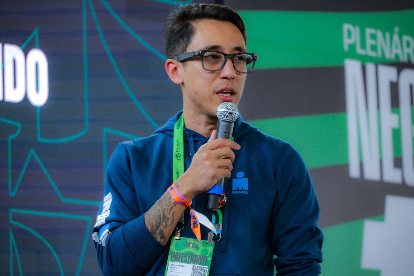 Marco Ohmori com microfone em palestra